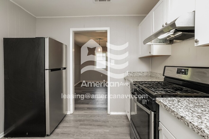 Building Photo - 933 Tyler St