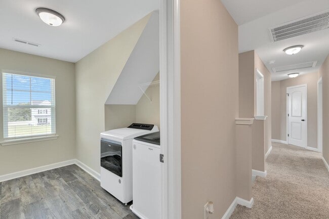 Building Photo - 3 Bedroom with BONUS in Swansboro HS District!