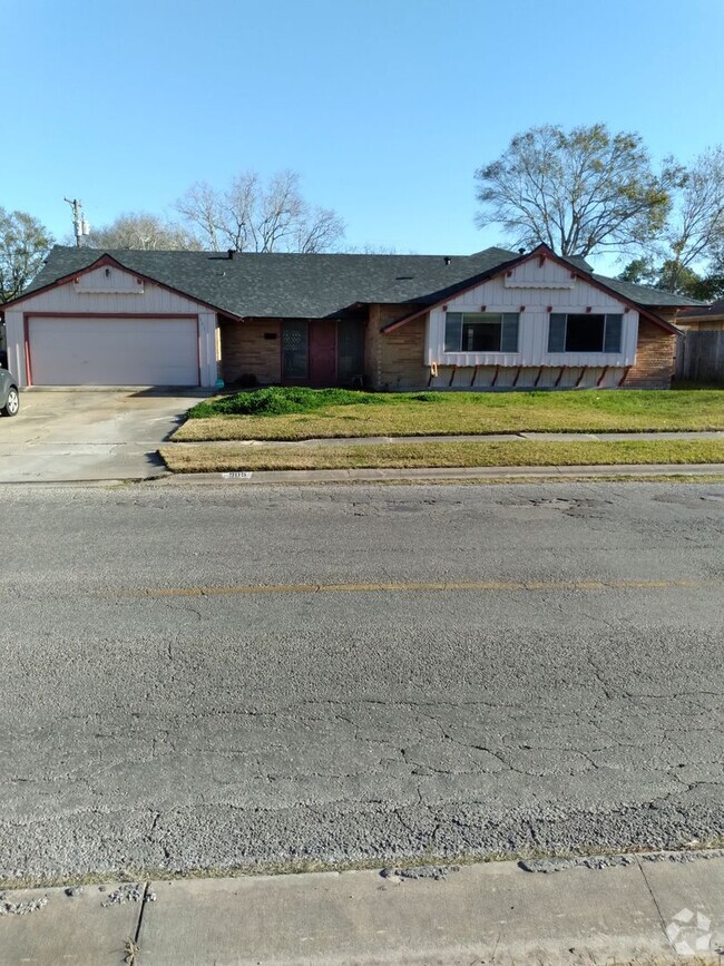Building Photo - Large 3-2-2 move in Ready