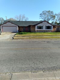 Building Photo - Large 3-2-2 move in Ready