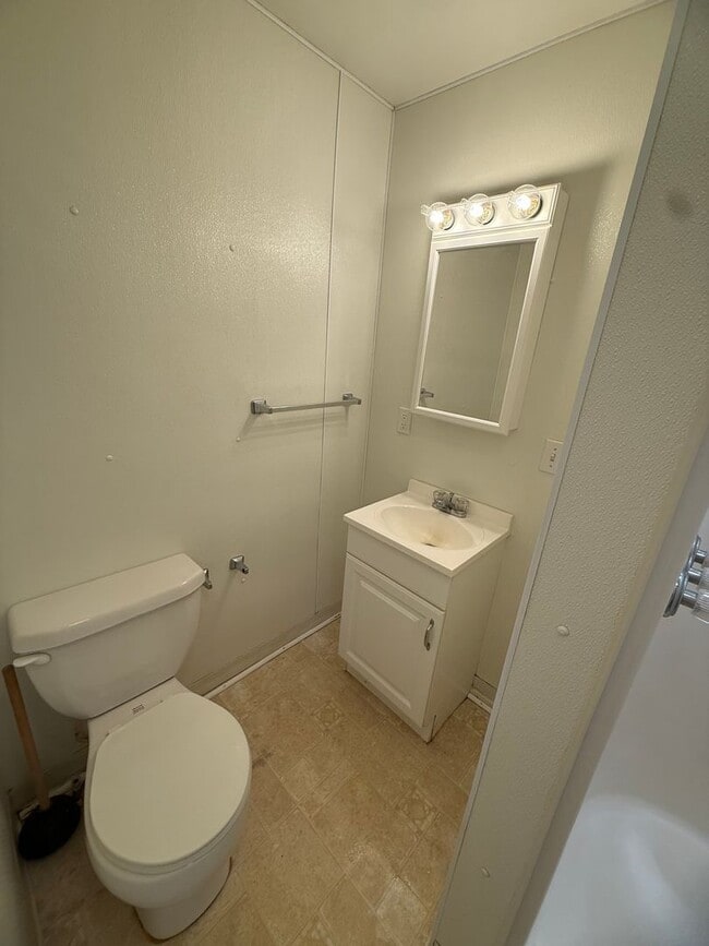 Building Photo - Nice two bedroom house in Shippesnburg