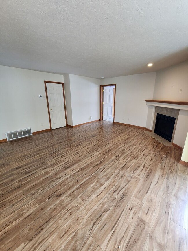 Building Photo - Beautiful 3 Bedroom, 2 Bathroom Home in Aspen Place!