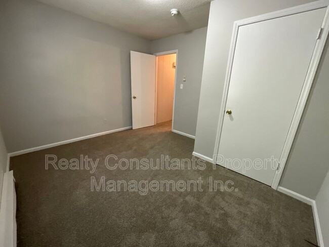 Building Photo - 113 Cox Ave
