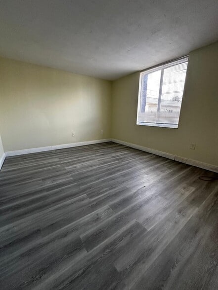 Building Photo - 10000 NW 80th Ct