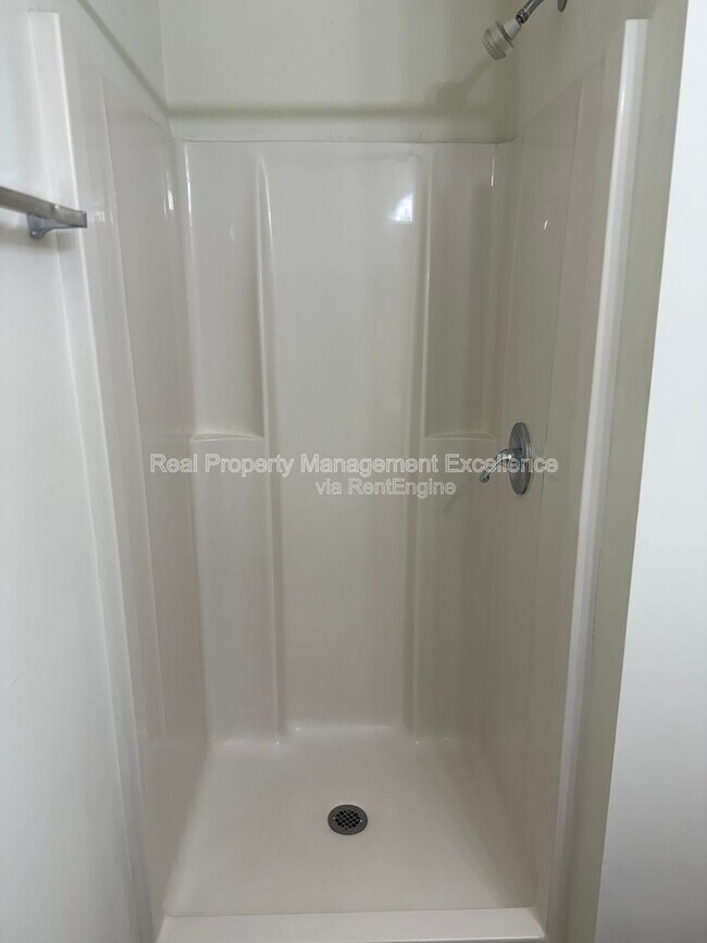 Building Photo - 16 Red Ln