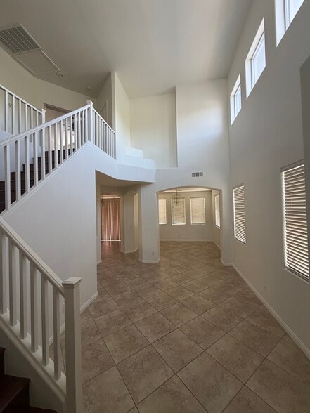 Building Photo - 1656 Warrenville St