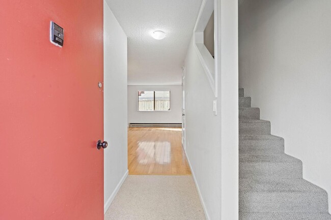 Building Photo - $500 move-in special! Well-maintained 2-bdrm/1-bath unit in triplex—On-site laundry, off-street p...