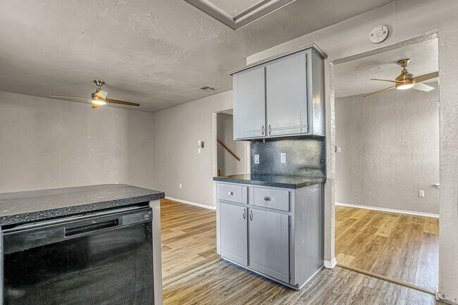 Building Photo - 4028 NW Ozmun Ave