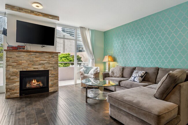 Building Photo - Modern 2-Bedroom Condo with Premium Amenities in Downtown San Diego