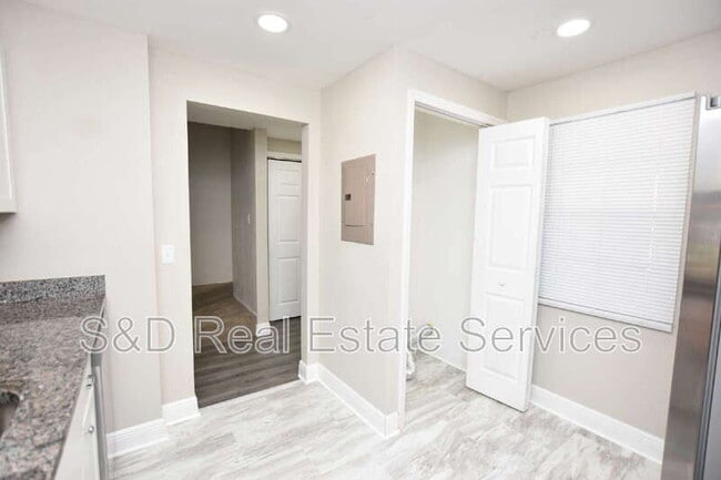 Building Photo - 2241 9th St SE