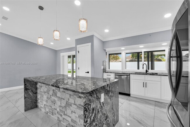 Building Photo - 702 NW Orchid St