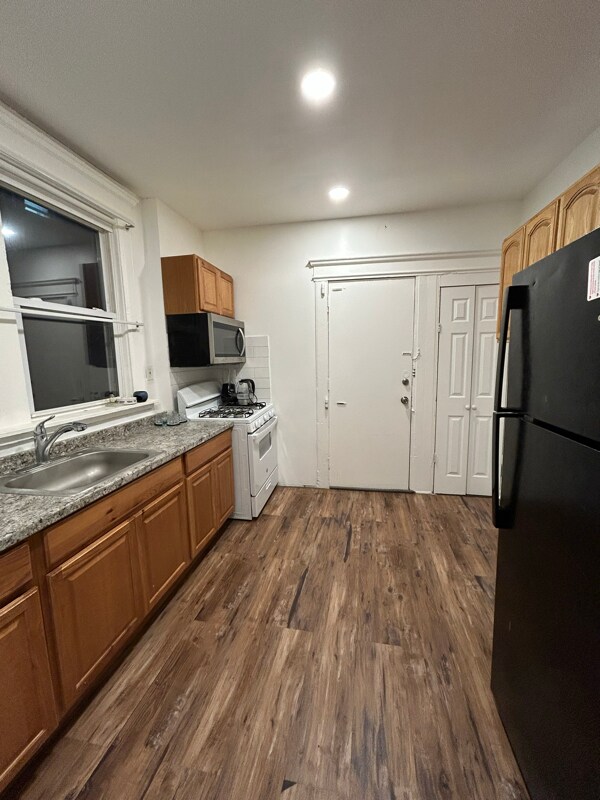 Building Photo - 94 Eaton Pl