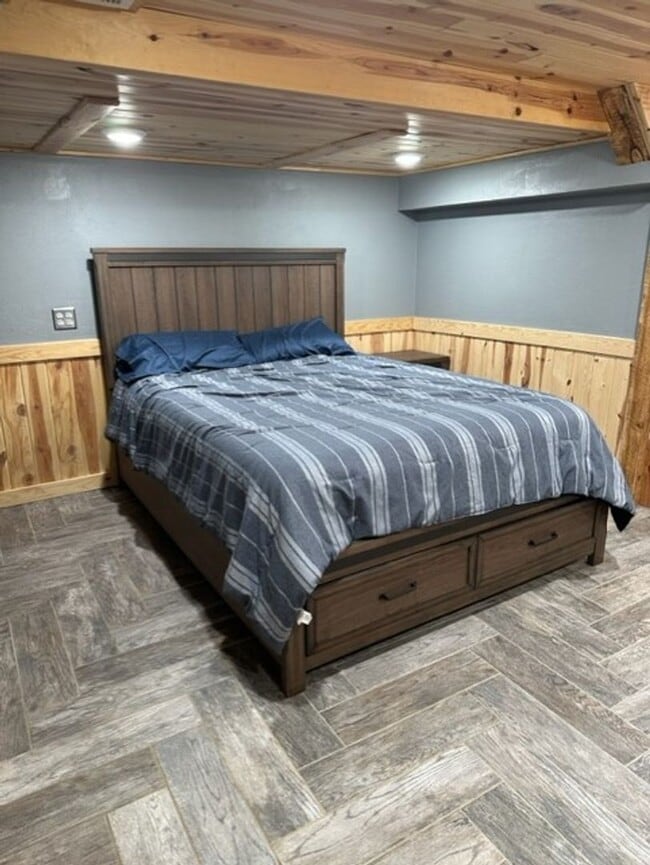 Building Photo - East Twin Lake Home - 3 BR, 2 Bath Single ...