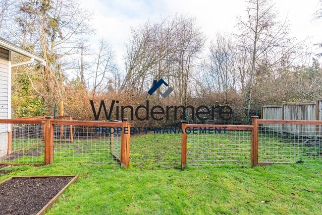 Building Photo - Single-Level 3 Bedroom Home with Fenced Yard