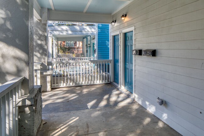 Building Photo - 2 Bed, 2 Bath Available Now!