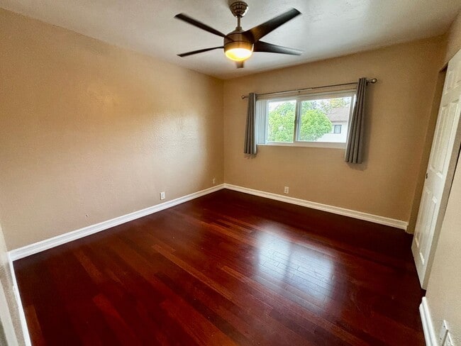 Building Photo - Updated and Spacious 2 bed 1.5 bath