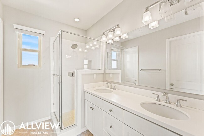 Building Photo - Your Next Home Awaits – Beautiful 3-Bedroom Irvine Townhome
