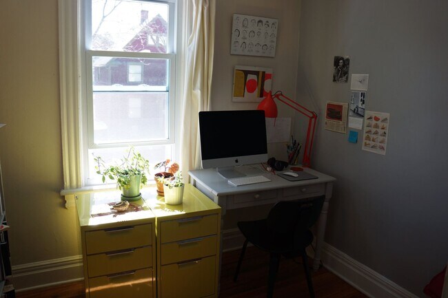 Building Photo - 2 Bedroom 2nd Floor Apartment South Wedge Avail Now