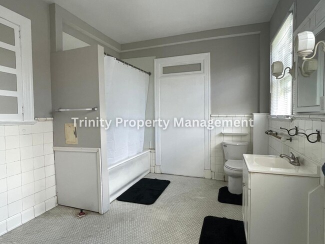 Building Photo - 628 Mulberry Ave