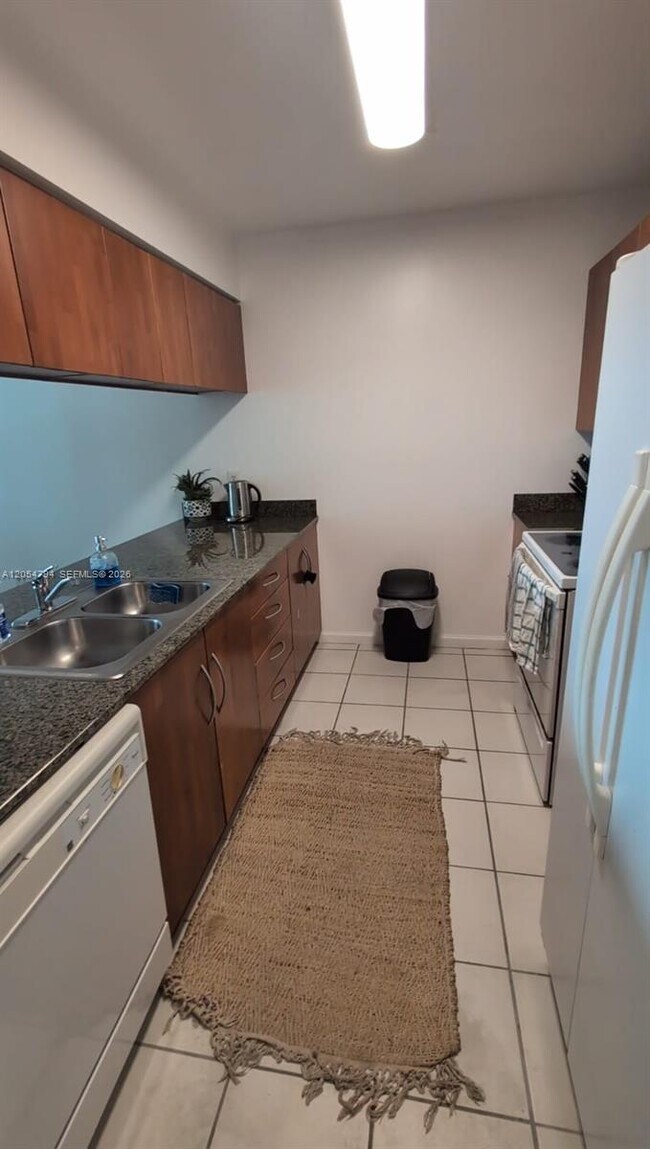 Building Photo - 1200 Brickell Bay Dr