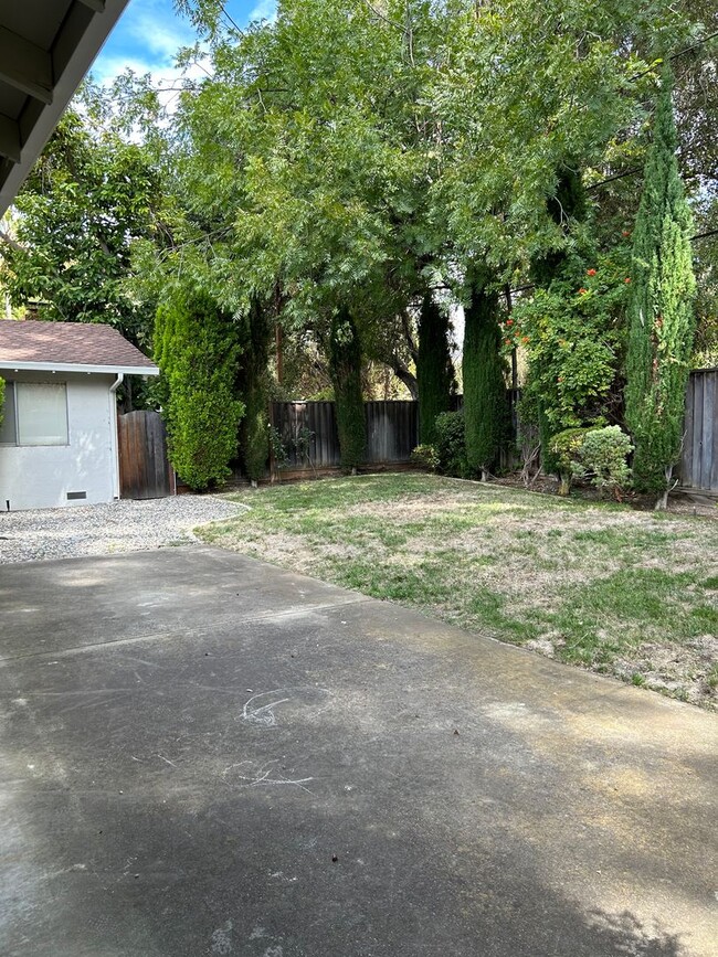 Building Photo - Spacious home in Waverly Park Neighborhood