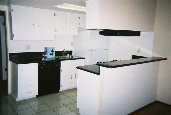 kitchen and bar area - 822 Humboldt Rd