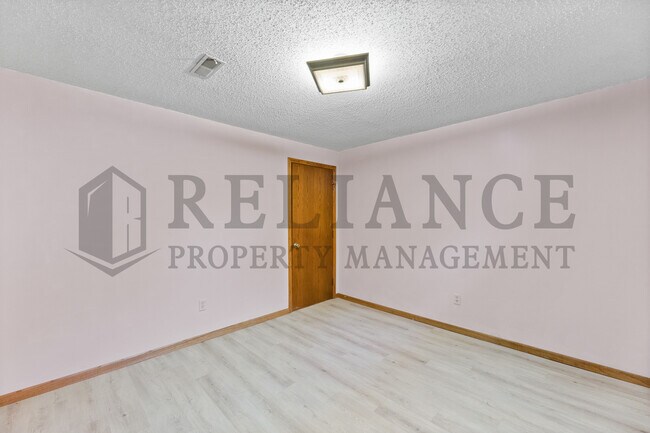 Building Photo - 510 N Parkridge St