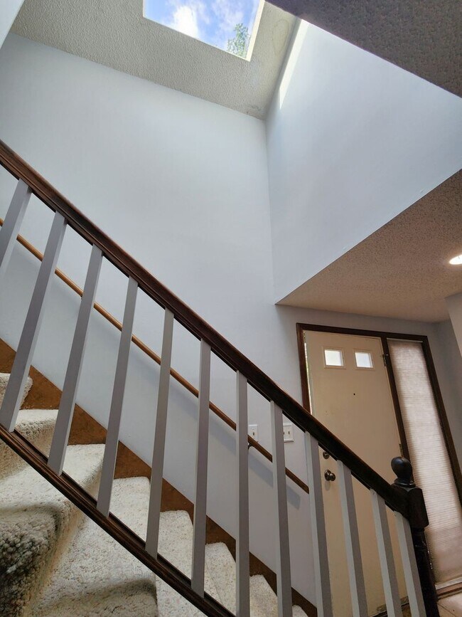 Building Photo - Nice 3BR, 1.5BTH half duplex near schools ...