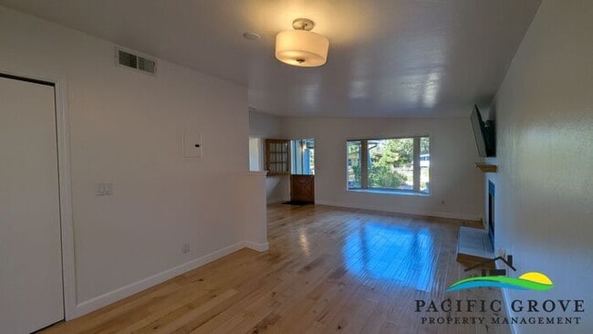 Building Photo - Bright and Cozy 3 Bedroom Home In Pacific Grove