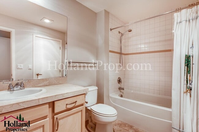 Building Photo - Modern 2-Bedroom Apartment in the Heart of Downtown NEW SUPER PRICE at $1,850!