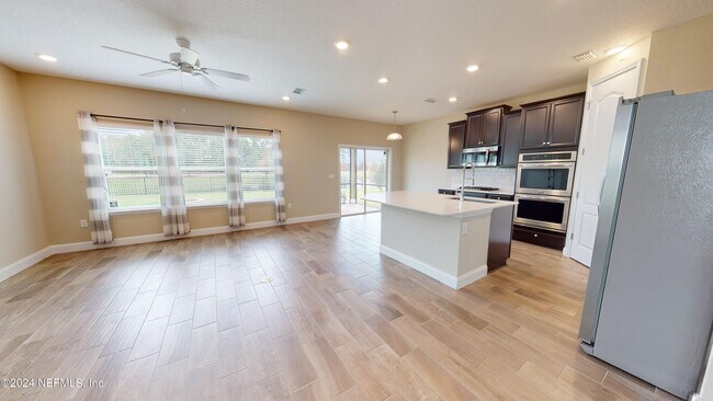 Building Photo - 201 Silver Creek Pl