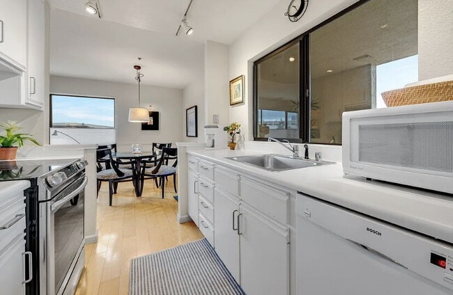 Building Photo - Move in and enjoy this amazingly located P...