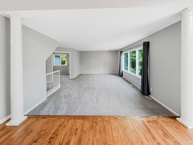 Building Photo - 3200 Lakeside Dr