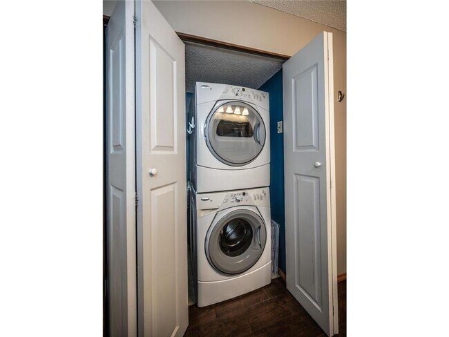 Building Photo - Bright & Updated Townhome in Eagan with Gr...