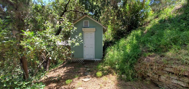 Building Photo - 8057 Willow Glen Rd