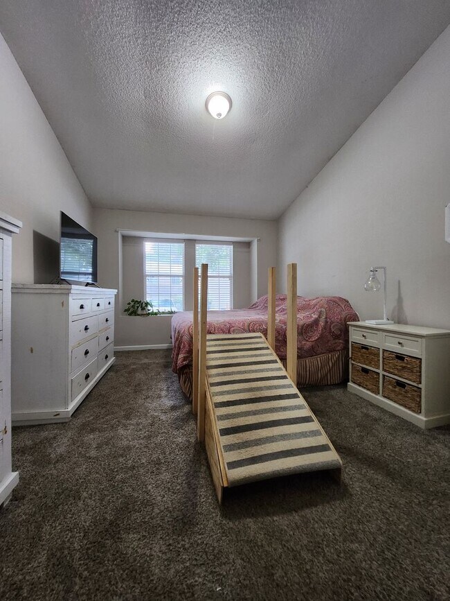 Building Photo - Charming 3 bedroom house near buck lake fo...