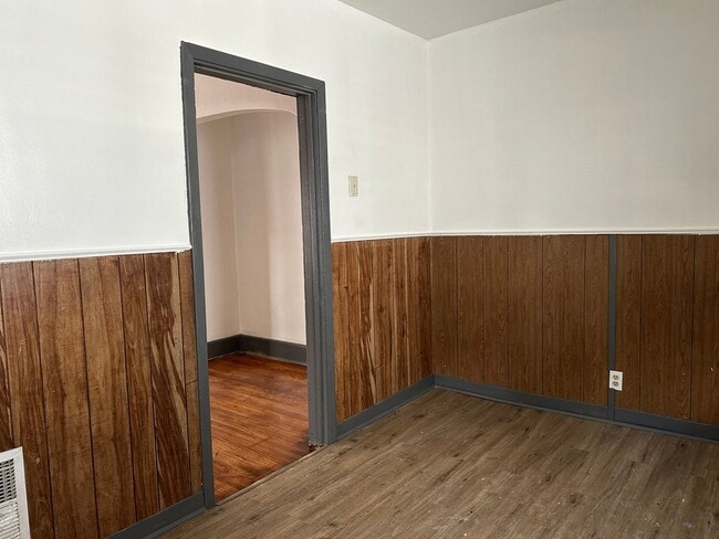 Building Photo - NICE 3 BEDROOMS WITH FULL BATH MOVE-IN READY!