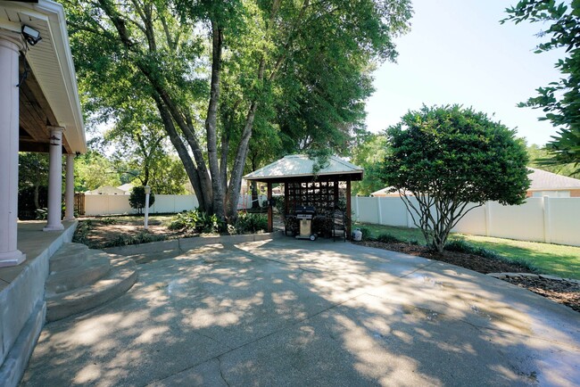 Building Photo - Silver Oaks Community