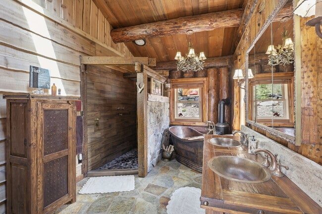 Building Photo - 2BR, 2BTH Executive Log Cabin Living Overlooking Carlin Bay on Lake Coeur d'Alene