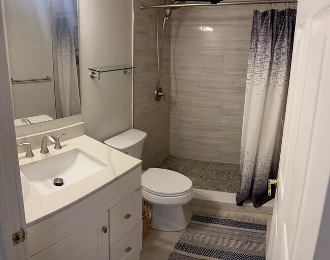 Building Photo - 150 NE 15th Ave