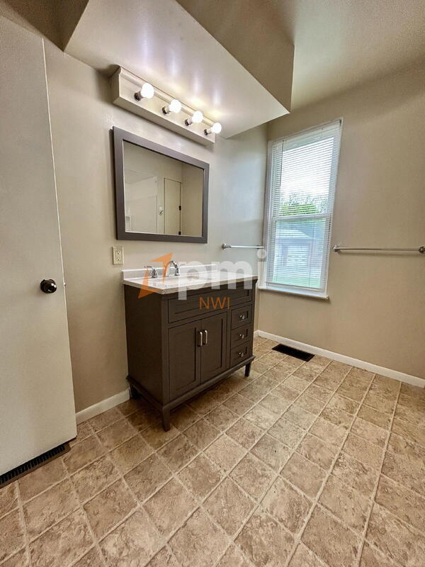 Building Photo - 1302 2nd St