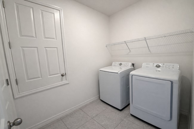 Building Photo - Charming 3-Bed Oasis with Elegance in Haines City!