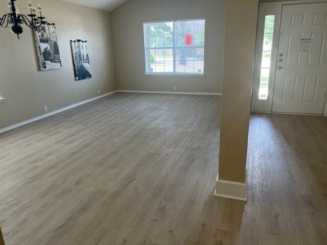 Building Photo - TOTALLY UPDATED & Spacious 4/2/2 in Fort Worth