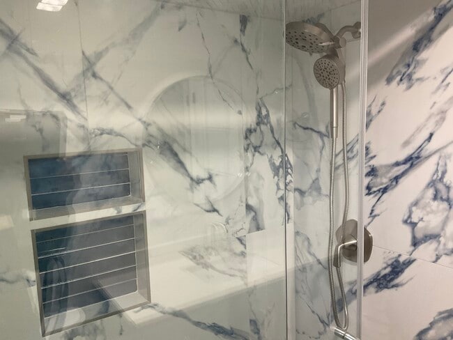 Building Photo - 566 N Howard Ave