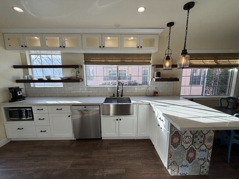 Building Photo - 2120 Laverna Ave