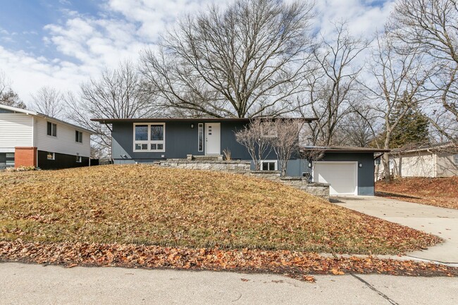 Primary Photo - Cute Mid Century Modern Home in Central Co...