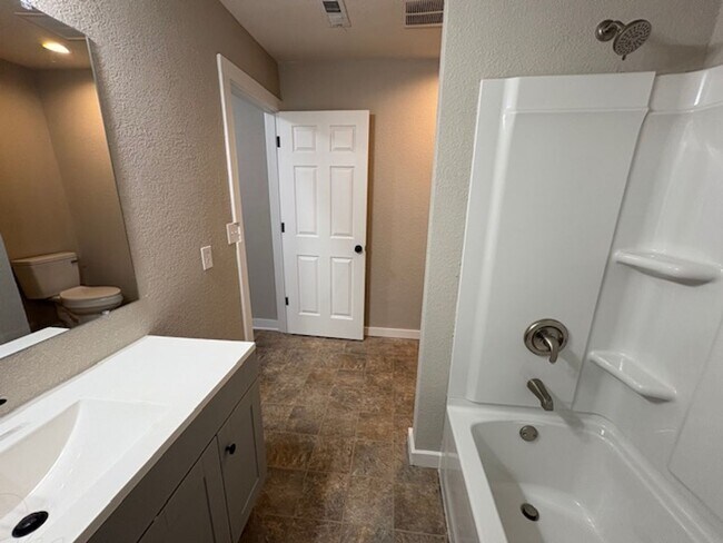 Building Photo - Beautifully Updated 2-Bedroom Duplex with ...