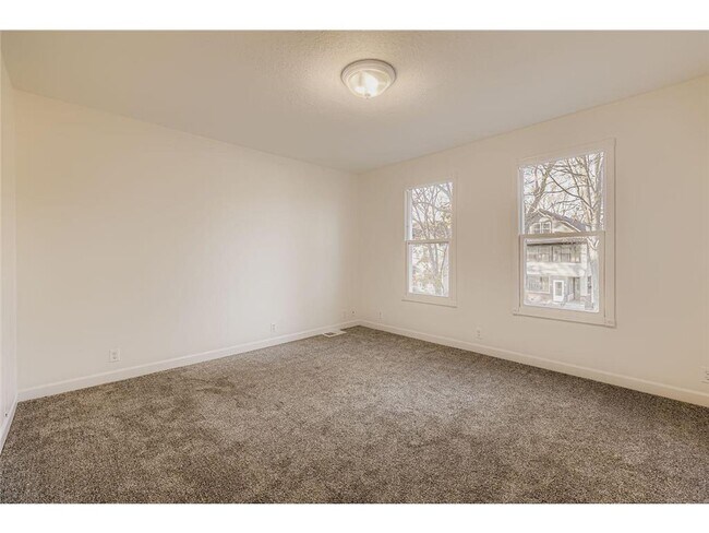 Building Photo - 988 Reaney Ave E