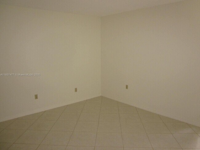 Building Photo - 10748 N Kendall Dr