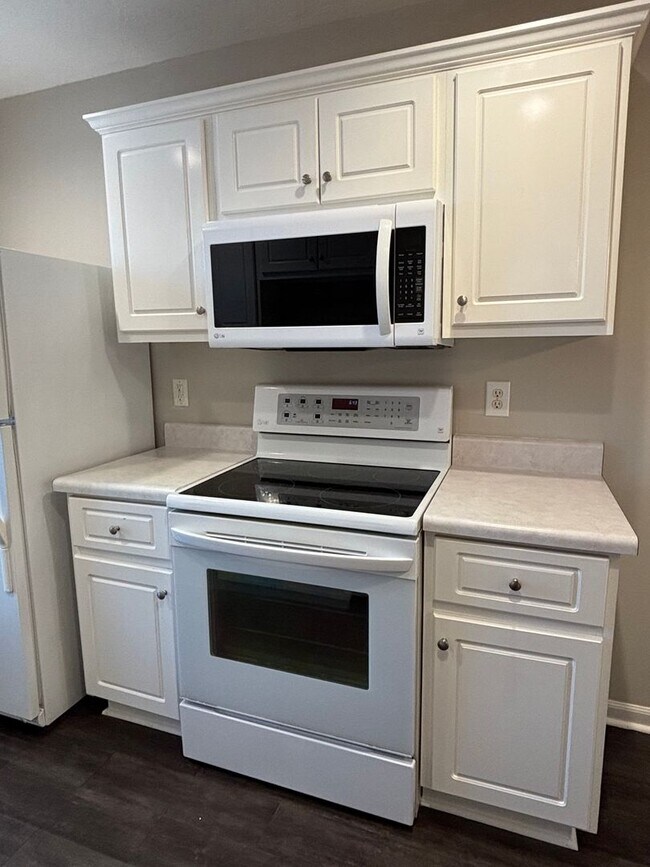 Building Photo - AVAILABLE NOW- LOW MAINTENANCE, MOVE-IN READY PATIO HOME IN NE COLUMBIA!!